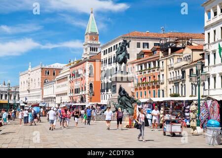 VENISE,ITALIE - JUILLET 26,2017 : touristes et locaux lors d'une belle journée d'été près de la place Saint-Marc à Venise Banque D'Images