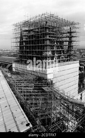 L'échafaudage couvre les chambres St Pancras sur la route Euston à Londres lors d'un projet de rénovation et de réparation à grande échelle à l'extérieur du bâtiment classé de catégorie 1. 10 novembre 1992. Photo: Neil Turner Banque D'Images