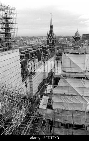 L'échafaudage couvre les chambres St Pancras sur la route Euston à Londres lors d'un projet de rénovation et de réparation à grande échelle à l'extérieur du bâtiment classé de catégorie 1. 10 novembre 1992. Photo: Neil Turner Banque D'Images