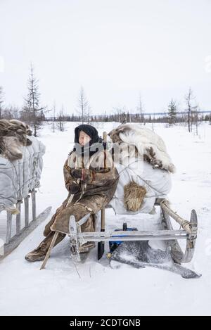 Une vieille femme de Nenet avec des luges dans une toundra enneigée, Yamalo-Nenets Autonomous Okrug, Russie Banque D'Images