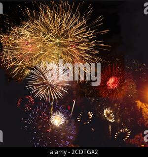 Feux d'artifice colorés et festifs dans un ciel noir Banque D'Images
