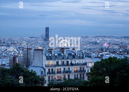 Toits et bâtiments dans un horizon parisien de Montmartre. Prise de vue en exposition longue. Banque D'Images