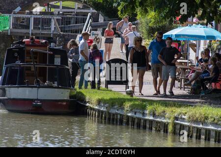 Scène estivale animée à foxton Locks, Leicestershire Banque D'Images