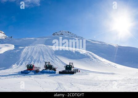 San Domenico, Varzo, Alpes, Italie, trois chats de neige encore debout sur les pistes de ski Banque D'Images