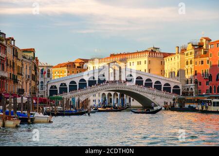 Le pont du Rialto au-dessus du Grand Canal à Venise à coucher de soleil Banque D'Images