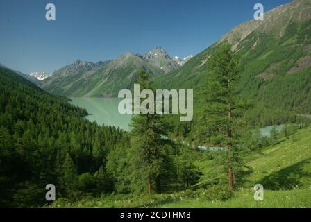 Paysage de montagne. Highlands, les sommets de montagnes, gorges et vallées. Les pierres sur les pentes Banque D'Images