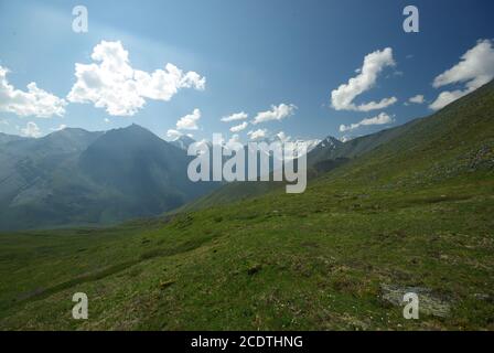 Paysage de montagne. Highlands, les sommets de montagnes, gorges et vallées. Les pierres sur les pentes Banque D'Images