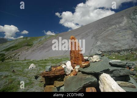 Paysage de montagne. Highlands, les sommets de montagnes, gorges et vallées. Les pierres sur les pentes Banque D'Images