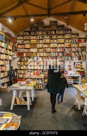 Mère célibataire à Óbidos Portugal mère et fille marchant sur vintage belle bibliothèque librairie. Marche sur la culture de librairie et poésie. Banque D'Images