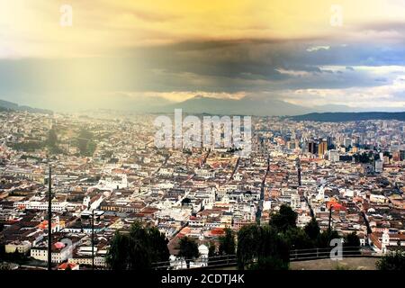 Vue en soirée sur Quito, Équateur Banque D'Images