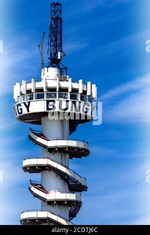 Bungy-Tower, vue partielle en format portrait Banque D'Images