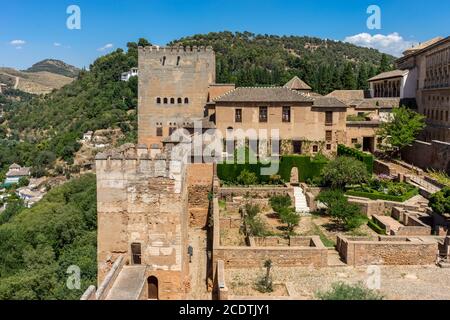 Vue sur les palais Nasrides (Palacios Nazaries) à Alhambra, Grenade un beau jour, Espagne, Europe Banque D'Images