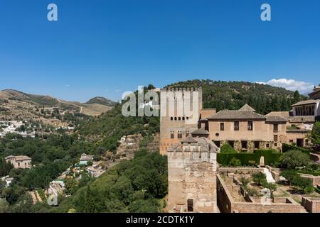 Vue sur les palais Nasrides (Palacios Nazaries) à Alhambra, Grenade, un beau jour d'été, Espagne, Europe Banque D'Images