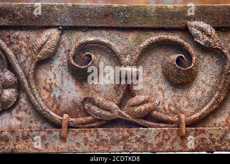 Motif torsadé (Arabesque) sur la porte en fer forgé Banque D'Images