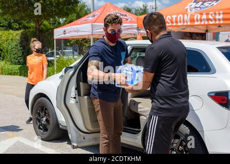 Houston, Texas, États-Unis. 29 août 2020. Houston Dash collecte des dons de nourriture et d'eau pour les victimes de l'ouragan Laura le samedi 29 août 2020 au stade BBVA de Houston, Texas. Crédit : Lynn Pennington/ZUMA Wire/Alamy Live News Banque D'Images