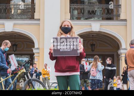 Saint-Pétersbourg, Russie - 29 août 2020 : un manifestant tient une affiche « quand la Russie sort-elle du coma ? » Lors d'un rassemblement à Gostiny Dvor. Banque D'Images