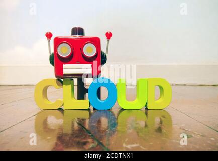 Tête de robot rétro rouge sur le mot NUAGE Banque D'Images