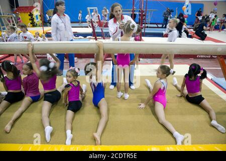 Moscou, Russie. 25 octobre 2014 les jeunes gymnastes se préparent à la classe de maître du champion olympique Alexey Nemov dans le gymnase du stade olympique Dynamo à Moscou, Russie Banque D'Images