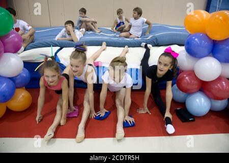 Moscou, Russie. 25 octobre 2014 les jeunes gymnastes se préparent pour la classe de maître du champion olympique Alexey Nemov à la salle de gymnastique Dynamo du stade olympique de Moscou, en Russie Banque D'Images