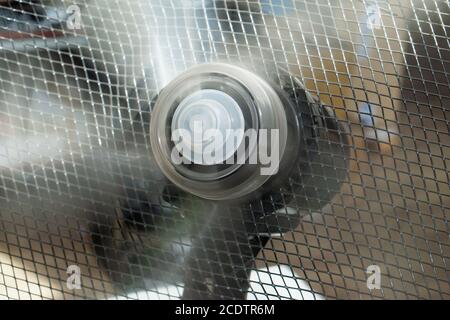 Les pales du ventilateur de la maison tournent à un niveau fou vitesse Banque D'Images