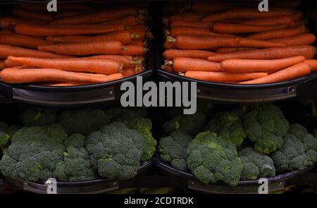 Carottes fraîches et brocoli à vendre dans une épicerie Banque D'Images