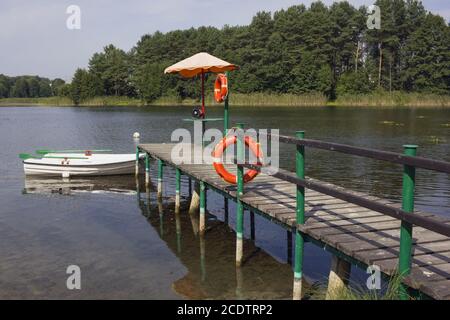 Sur le lac de la ville il y a un poste de secours de personnes noyées Banque D'Images