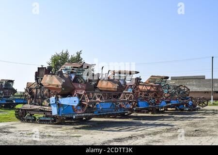 Old rusty démonté à la moissonneuse-batteuse. Banque D'Images