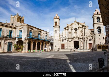 Plaza de la Cathédrale de la Vieille Havane (Cuba) avec l'architecture baroque de la Cathédrale San Cristobal. Banque D'Images