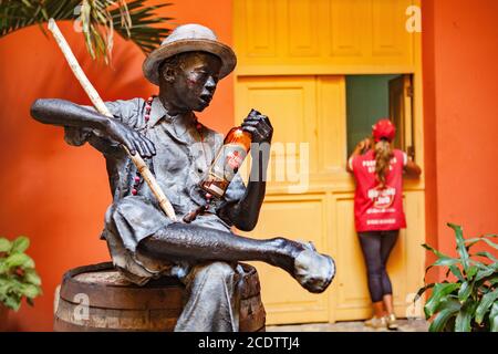 Statue sur le thème de la ROM dans la cour intérieure du Museo Del Ron (Musée Rum) à la Havane Banque D'Images