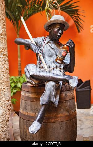 Statue sur le thème de la ROM dans la cour intérieure du Museo Del Ron (Musée Rum) à la Havane Banque D'Images