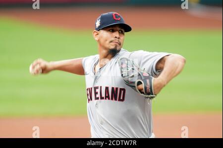 St. Louis, États-Unis. 29 août 2020. Le lanceur de Cleveland Indians Carlos Carrasco livre un terrain aux Cardinals de St. Louis lors du premier repas au stade Busch de St. Louis le samedi 29 août 2020. Photo par Bill Greenblatt/UPI Banque D'Images