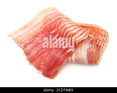 Bacon fumé cru isolé sur fond blanc Banque D'Images