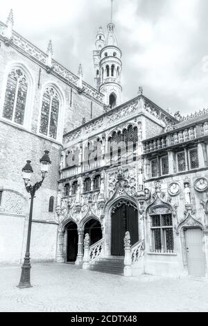 Photo en noir et blanc de la basilique du Saint-sang à Place Burg à Bruges Banque D'Images