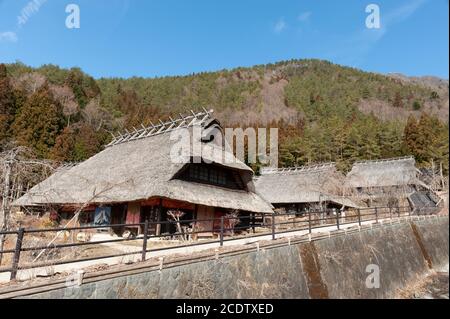 Maisons en toit de chaume dans l'ancien village japonais appelé Saiko Iyashino-Sato Nenba (village de guérison). Situé sur la rive ouest du lac Sai. Banque D'Images