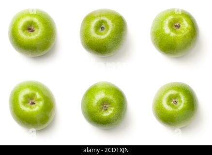 Pommes vertes isolées sur fond blanc Banque D'Images