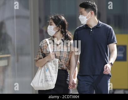 New York, États-Unis. 29 août 2020. Une femme et un homme portent un masque facial pour protéger et prévenir la propagation du coronavirus lorsqu'ils marchent sur les terrains des chantiers d'Hudson à New York le samedi 29 août 2020. Photo de John Angelillo/UPI crédit: UPI/Alay Live News Banque D'Images