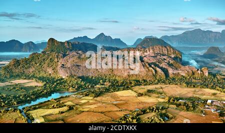 Vue aérienne d'une petite ville de la vallée de la rivière et des montagnes rocheuses Banque D'Images