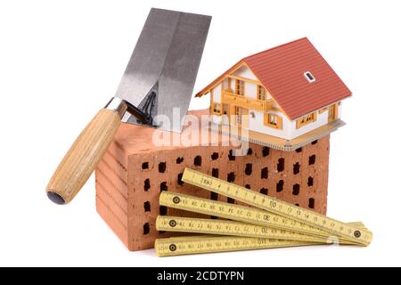 Construction d'une maison avec des briques, outils, plan et model house Banque D'Images