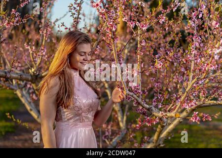 Jeune Brunette adolescent posant pour Prom Pictures Banque D'Images