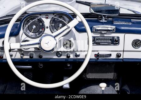 Vintage Mercedes Benz 190 SL, construit en 1962, 1884 cc, 105 ch, 175 km / h, gros plan du tableau de bord Banque D'Images