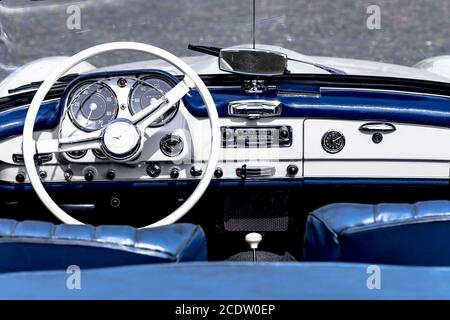 Vintage Mercedes Benz 190 SL, construit en 1962, 1884 cc, 105 ch, 175 km / h, gros plan du tableau de bord Banque D'Images