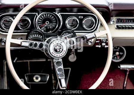 Vintage Ford Mustang, construit en 1966, 4700 cc, 225 ch, 200 km / h, gros plan du tableau de bord Banque D'Images