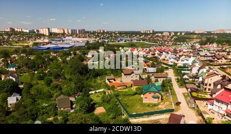 Enquête aérienne de la campagne avec des maisons du sommet, Russie. Banque D'Images