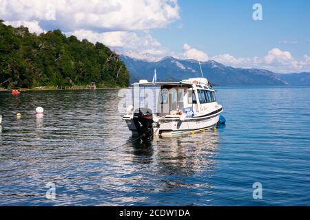 Villa la Angostura, Argentine. 10 février 2020. Vue sur un bateau sur la plage de Bahia Mansa. Puerto Angostura. Lac Nahuel Huapi Banque D'Images