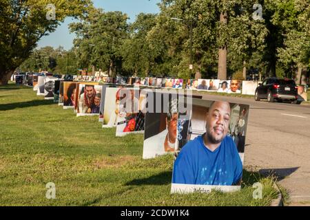 Detroit, Michigan, États-Unis. 29 août 2020. Des portraits de résidents de Detroit morts de Covid-19 bordaient les routes du parc national de Belle Isle comme un mémorial à l'échelle de la ville. Les près de 900 portraits représentent les 1,500 Detroiters qui sont morts du virus jusqu'en août 18. Crédit : Jim West/Alay Live News Banque D'Images