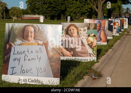 Detroit, Michigan, États-Unis. 29 août 2020. Des portraits de résidents de Detroit morts de Covid-19 bordaient les routes du parc national de Belle Isle comme un mémorial à l'échelle de la ville. Les près de 900 portraits représentent les 1,500 Detroiters qui sont morts du virus jusqu'en août 18. Crédit : Jim West/Alay Live News Banque D'Images