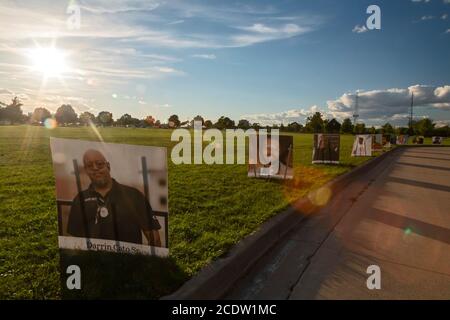 Detroit, Michigan, États-Unis. 29 août 2020. Des portraits de résidents de Detroit morts de Covid-19 bordaient les routes du parc national de Belle Isle comme un mémorial à l'échelle de la ville. Les près de 900 portraits représentent les 1,500 Detroiters qui sont morts du virus jusqu'en août 18. Crédit : Jim West/Alay Live News Banque D'Images