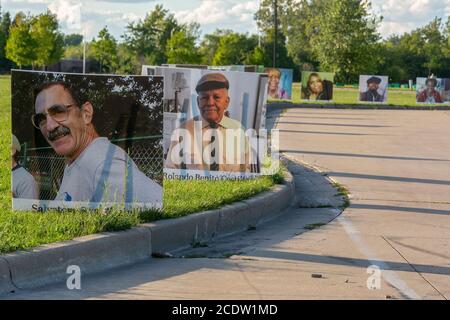 Detroit, Michigan, États-Unis. 29 août 2020. Des portraits de résidents de Detroit morts de Covid-19 bordaient les routes du parc national de Belle Isle comme un mémorial à l'échelle de la ville. Les près de 900 portraits représentent les 1,500 Detroiters qui sont morts du virus jusqu'en août 18. Crédit : Jim West/Alay Live News Banque D'Images