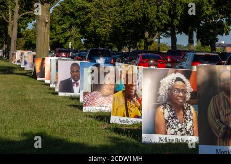 Detroit, Michigan, États-Unis. 29 août 2020. Des portraits de résidents de Detroit morts de Covid-19 bordaient les routes du parc national de Belle Isle comme un mémorial à l'échelle de la ville. Les près de 900 portraits représentent les 1,500 Detroiters qui sont morts du virus jusqu'en août 18. Crédit : Jim West/Alay Live News Banque D'Images