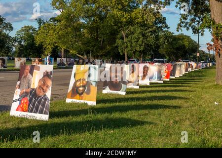 Detroit, Michigan, États-Unis. 29 août 2020. Des portraits de résidents de Detroit morts de Covid-19 bordaient les routes du parc national de Belle Isle comme un mémorial à l'échelle de la ville. Les près de 900 portraits représentent les 1,500 Detroiters qui sont morts du virus jusqu'en août 18. Crédit : Jim West/Alay Live News Banque D'Images